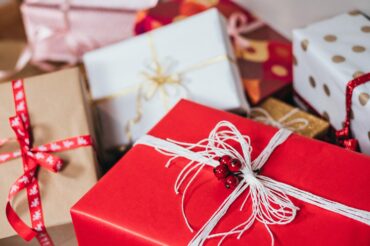 Grande distribution de Noël par le CSE – Chèques Cadhoc et bien plus encore…