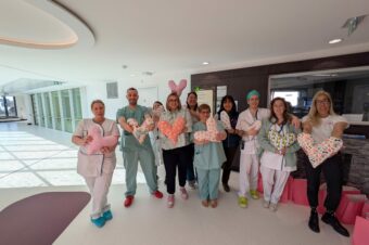 🎗 Un geste solidaire pour nos patientes : 60 coussins cœur offerts par l’association Rose and Roll